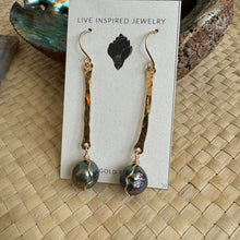 Load image into Gallery viewer, Hammered bar earrings with edison pearls
