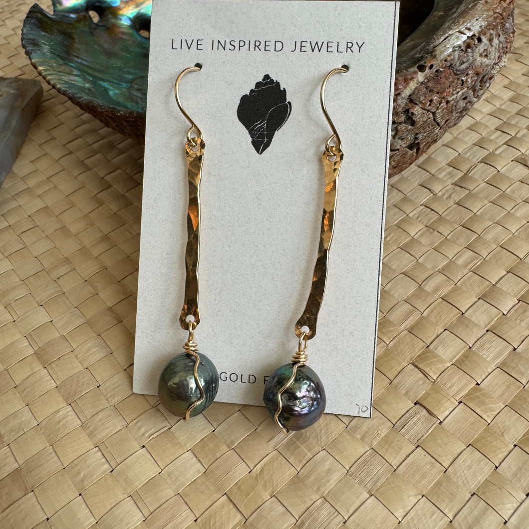 Hammered bar earrings with edison pearls