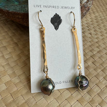 Load image into Gallery viewer, Hammered bar earrings with edison pearls
