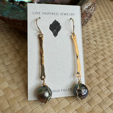 Load image into Gallery viewer, Hammered bar earrings with edison pearls
