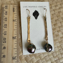 Load image into Gallery viewer, Hammered bar earrings with edison pearls
